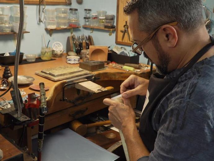 juan gil trabajando en el taller